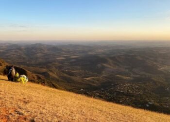 O pôr do sol mais emocionante de Minas Gerais está aqui nesta Serra
