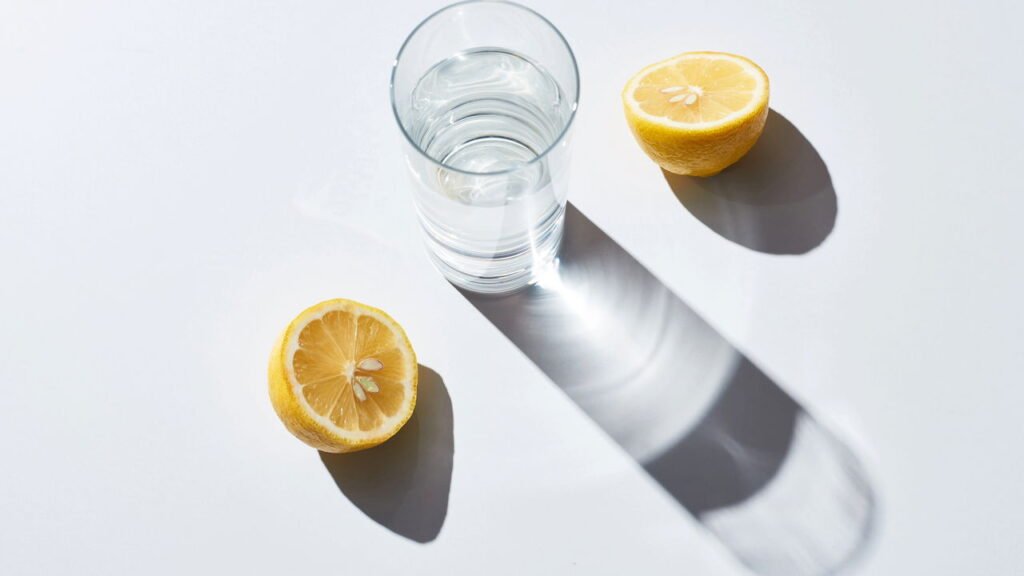Água com limão ajuda ou não na perda de peso segundo a ciência