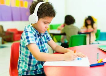 Especialistas explicam por que o contato visual pode ser doloroso para autistas