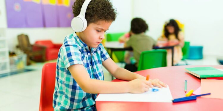 Especialistas explicam por que o contato visual pode ser doloroso para autistas