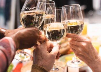 Por que temos que brindar olhando um ao outro nos olhos?