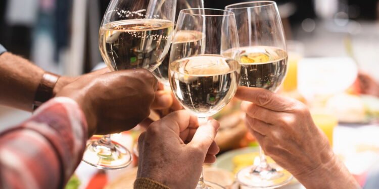 Por que temos que brindar olhando um ao outro nos olhos?