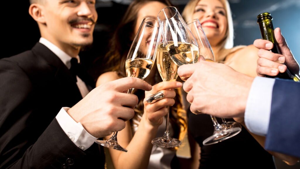 Por que temos que brindar olhando um ao outro nos olhos?