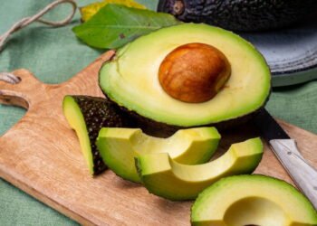 A parte mais ignorada do abacate é a que mais nutre o seu corpo