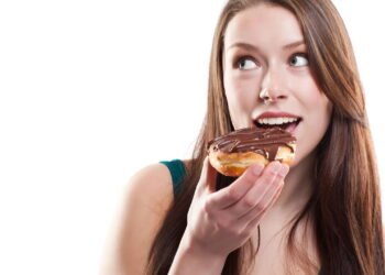 O que especialistas dizem sobre cortar açúcar da alimentação