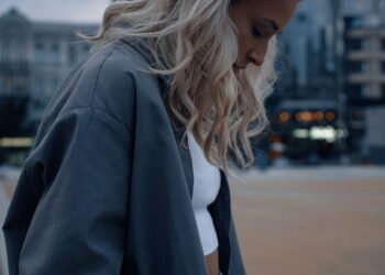 O que a psicologia diz sobre quem anda olhando para o chão