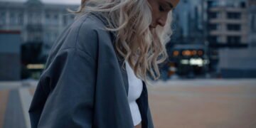 O que a psicologia diz sobre quem anda olhando para o chão