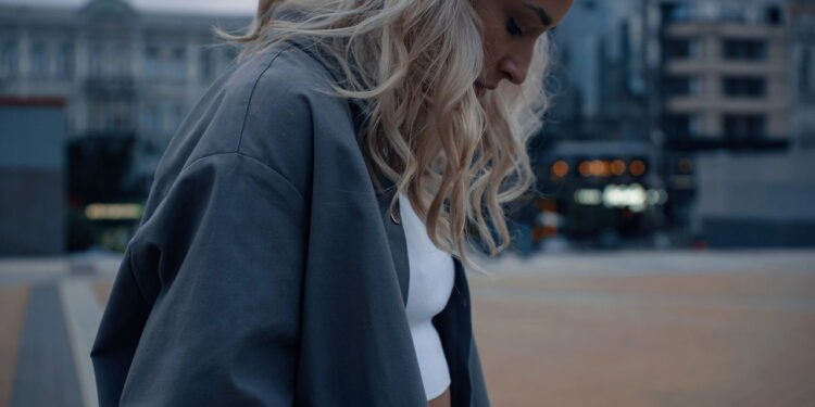 O que a psicologia diz sobre quem anda olhando para o chão