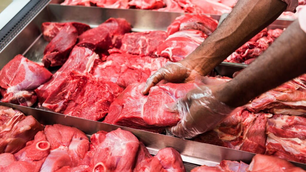 Comprando carne fresca no mercado - Créditos: depositphotos.com / ArturVerkhovetskiy