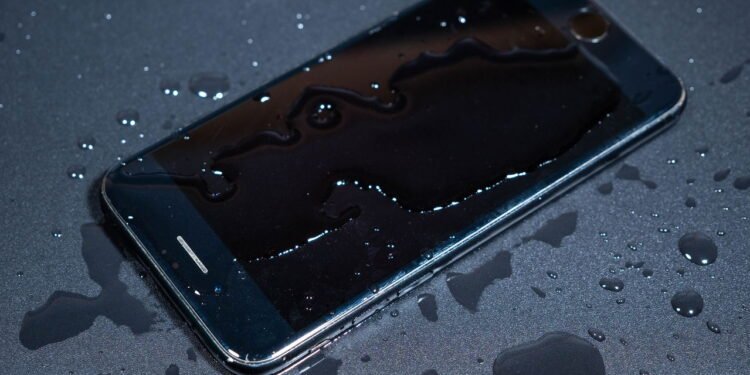 Seu celular molhou? Esse método popular pode salvar seu aparelho da morte