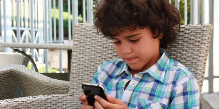 Qual o tempo de tela ideal para o seu filho? Exceder esse tempo pode impactar o cérebro?