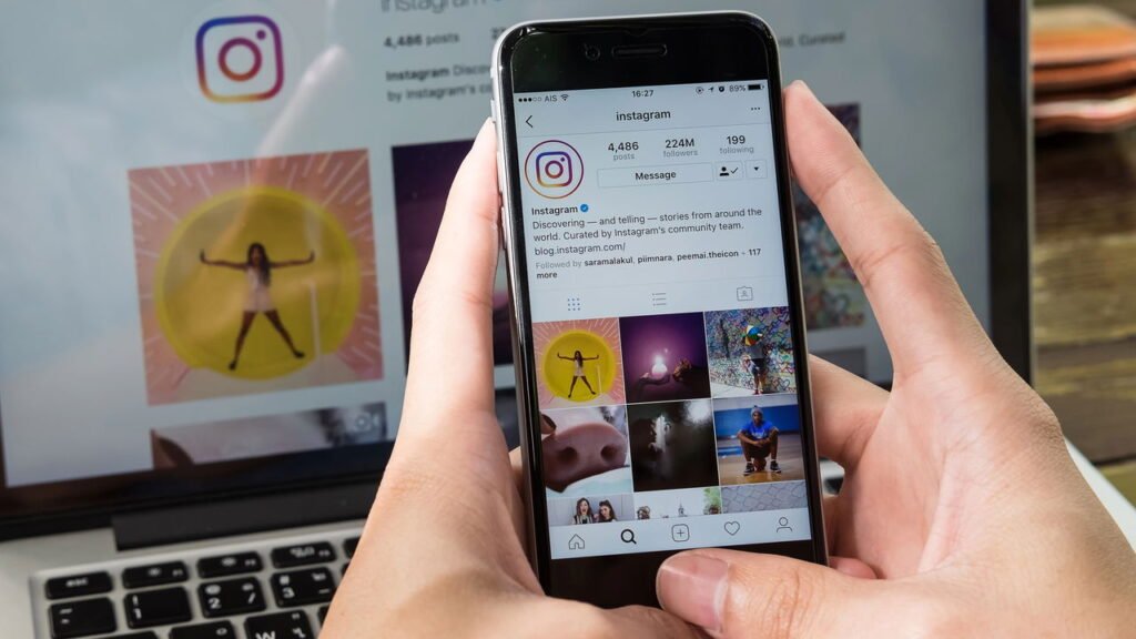 O que significa curtir fotos antigas de uma pessoa, segundo a psicologia