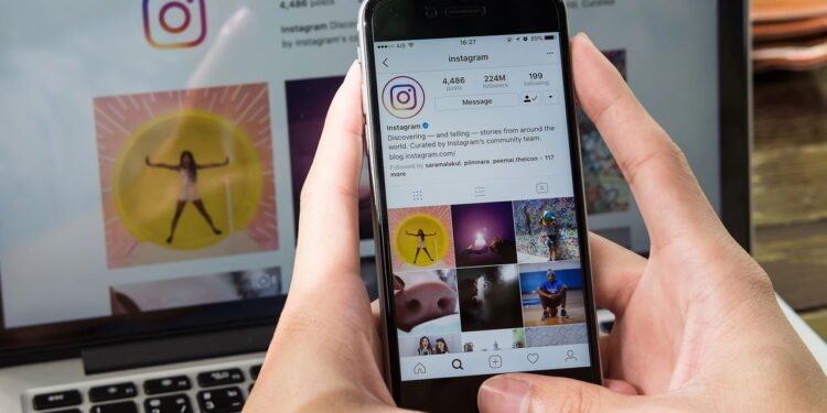 O que significa curtir fotos antigas de uma pessoa, segundo a psicologia