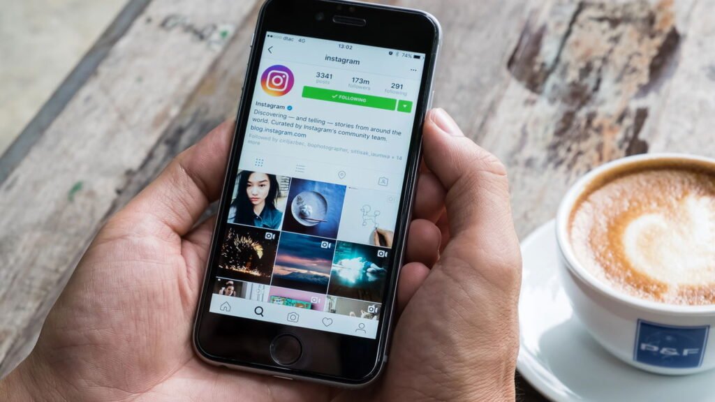 O que significa curtir fotos antigas de uma pessoa, segundo a psicologia