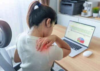 Fisioterapia revela técnica específica que alivia dor crônica de escritório