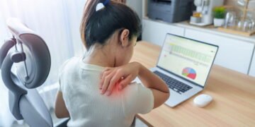 Fisioterapia revela técnica específica que alivia dor crônica de escritório