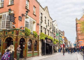 Nessa cidade as ruas cantam, os pubs dançam e a inovação não dorme