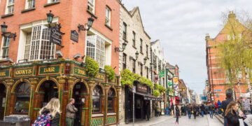 Nessa cidade as ruas cantam, os pubs dançam e a inovação não dorme