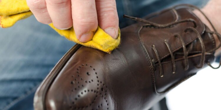 Como usar casca de banana para polir sapatos? Curiosidade que economiza dinheiro