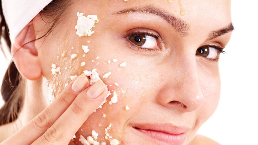 Como esfoliar o rosto em casa com produtos naturais