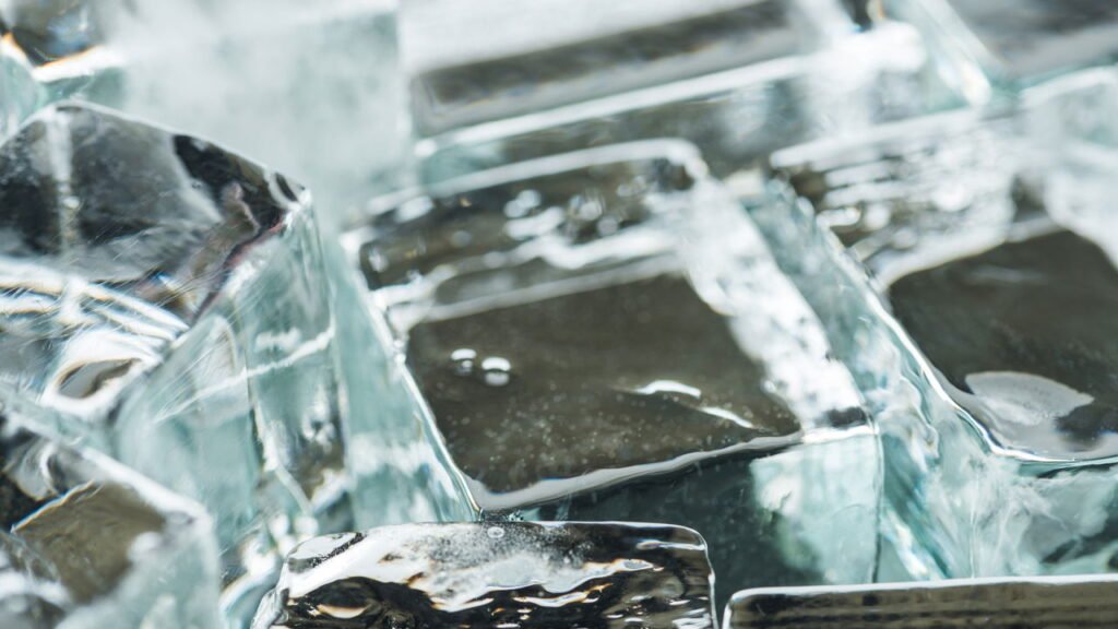 Esse truque simples com gelo vai salvar sua roupa amassada e seu tempo