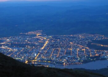 Lá no leste de Minas tem uma cidade voando mais alto que muita metrópole
