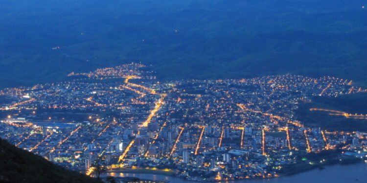 Lá no leste de Minas tem uma cidade voando mais alto que muita metrópole
