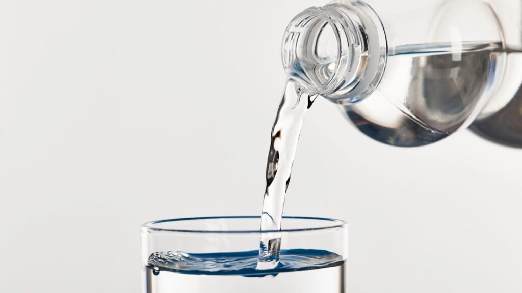 Beber pouca água é perigoso, mas quão perigoso é beber água demais?
