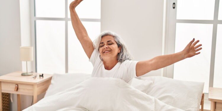 Por que os idosos acordam tão cedo? A ciência tem uma explicação para esse fenômeno