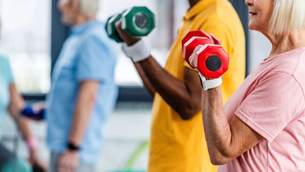 5 exercícios de força ideais para idosos praticarem em casa e evitar a perda de músculos