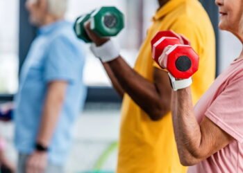 5 exercícios de força ideais para idosos praticarem em casa e evitar a perda de músculos