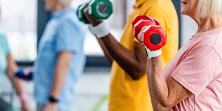 5 exercícios de força ideais para idosos praticarem em casa e evitar a perda de músculos