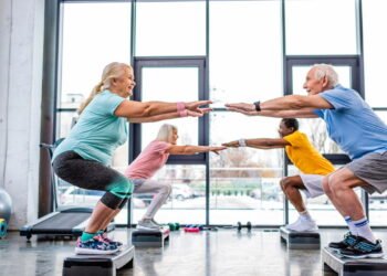 5 exercícios de força ideais para idosos praticarem em casa e evitar a perda de músculos