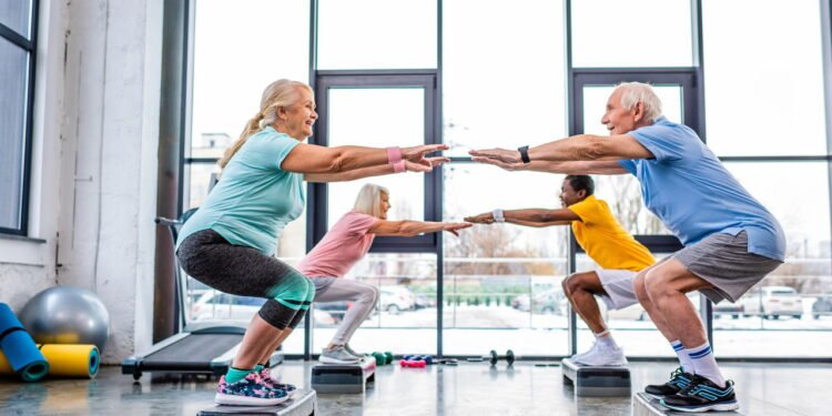 5 exercícios de força ideais para idosos praticarem em casa e evitar a perda de músculos