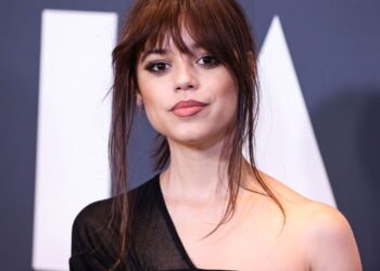 Jenna Ortega vive romance que desafia o futuro em novo filme que chega em breve