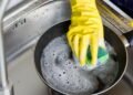 Essa nova forma de lavar louça no frio está ganhando fama, mas será que é econômica?