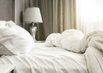 Esse sinal visível em seus lençóis pode ser um indicador precoce de câncer, alertam médicos