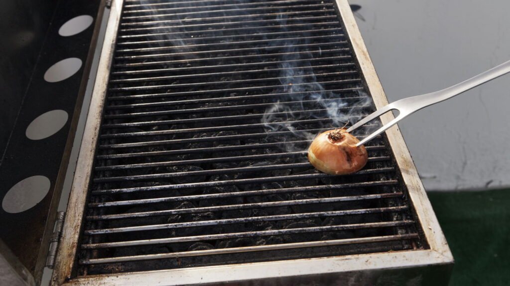 Como limpar grades de churrasqueira utilizando apenas 1 ingrediente 