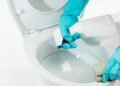 O motivo pelo qual recomendam jogar esse ingrediente no vaso sanitário todas as noites