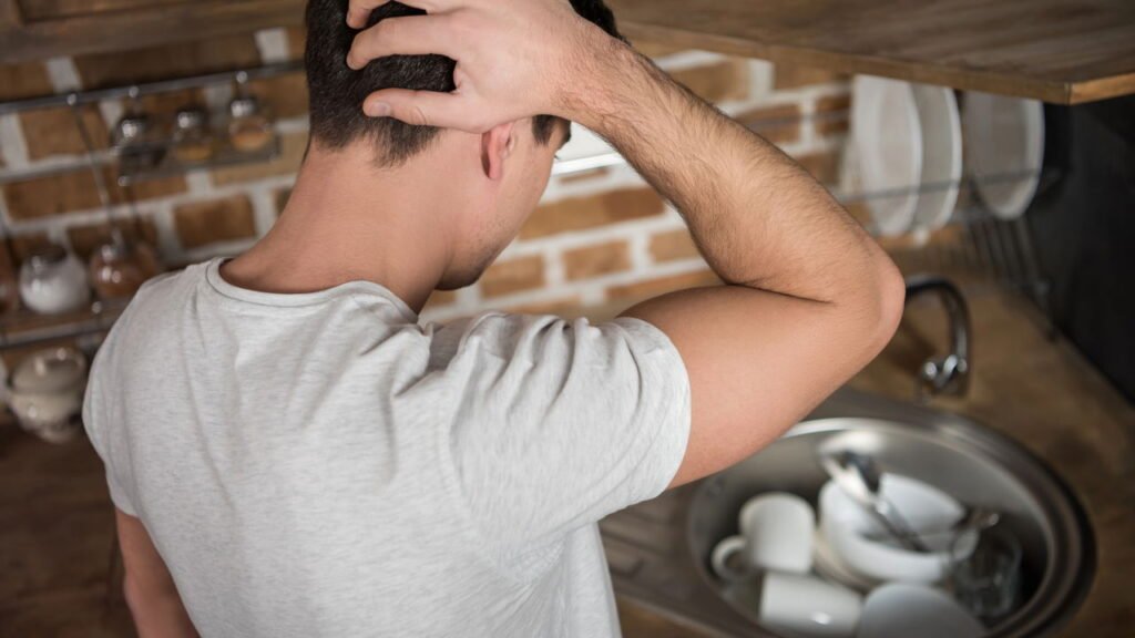 As pessoas que deixam a louça na pia por vários dias têm algo em comum...