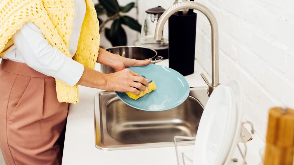 As pessoas que deixam a louça na pia por vários dias têm algo em comum...