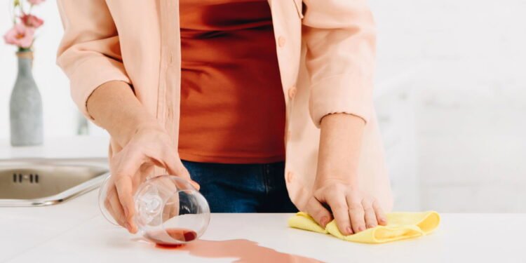 Derramou vinho? Esse truque simples pode salvar sua roupa favorita