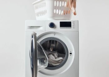 A forma como você deixa a porta da máquina de lavar pode aumentar sua conta de luz