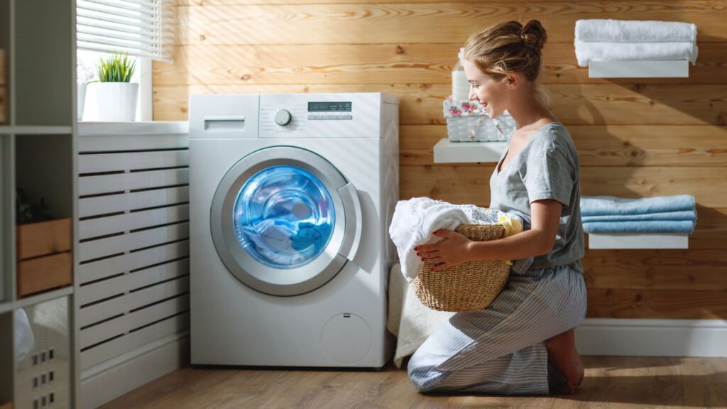 A forma como você deixa a porta da máquina de lavar pode aumentar sua conta de luz