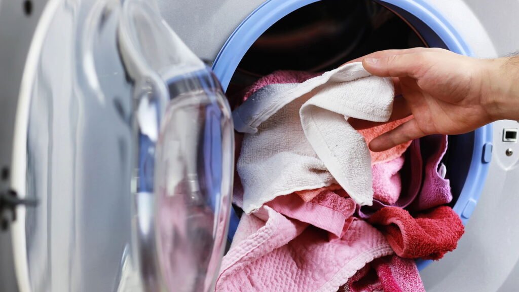 A forma como você deixa a porta da máquina de lavar pode aumentar sua conta de luz