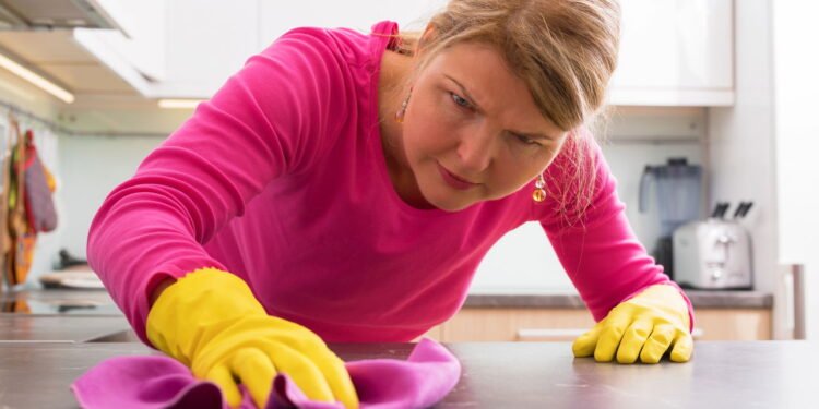 Mulher limpando superfície - Créditos: depositphotos.com / grinvalds