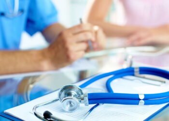 Homem desenvolve doença rara após seguir dica do ChatGPT para substituir sal