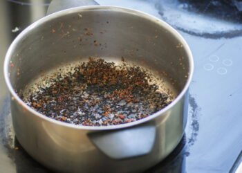 Recupere suas panelas queimadas de forma prática com esse método caseiro