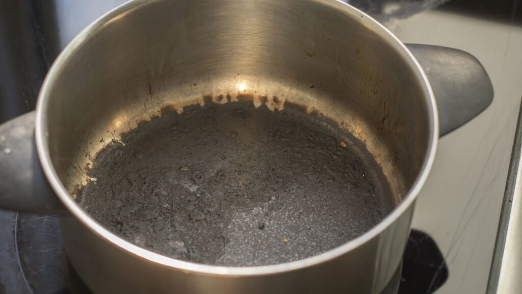 Recupere suas panelas queimadas de forma prática com esse método caseiro