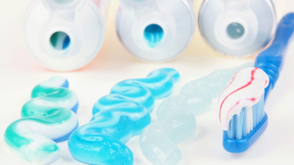 Nada de produtos caros! Comece a utilizar isso para remover arranhões de talheres e pratos